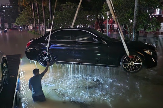 Cứu ôtô ngập lũ trong đêm ở Huế