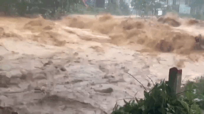 Sạt lở, lũ quét cuốn trôi hàng chục ngôi nhà ở Đà Nẵng