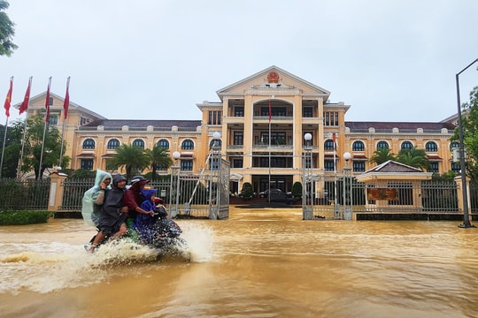 Công sở, trường học ở Huế bị lũ bủa vây
