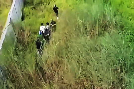 Tên cướp cầm súng giả, trốn cảnh sát suốt 5 giờ trong đồng cỏ