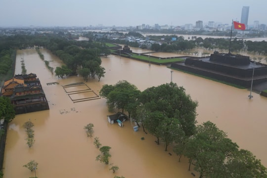 Huế chìm trong lũ