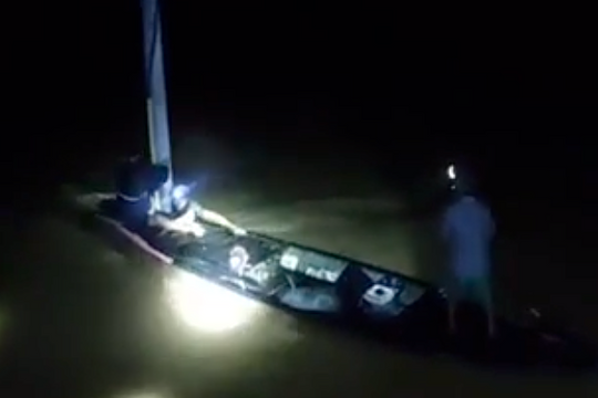 Cứu người đàn ông ôm cột điện giữa dòng lũ