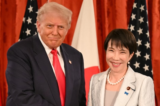 Thủ tướng Nhật tặng Tổng thống Trump gậy golf của ông Abe