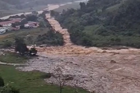 Núi lở sau tiếng nổ gây lũ bùn 3 km ở Quảng Ngãi