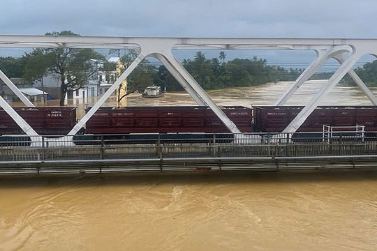 Đoàn tàu 450 tấn ngăn lũ cuốn trôi cầu Dã Viên