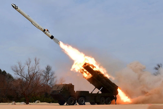 Triều Tiên phóng tên lửa hành trình trước chuyến thăm Hàn Quốc của ông Trump