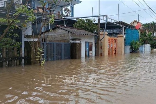 Huế: Lũ sông Hương xuống sát báo động 3, hơn 44.500 ngôi nhà bị ngập