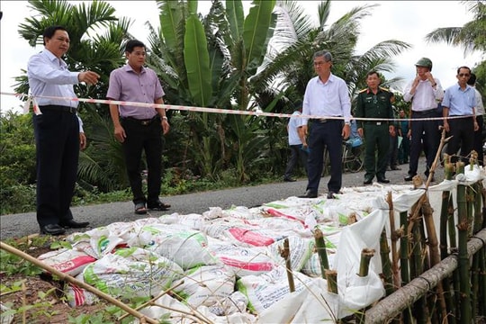 Khắc phục các điểm sạt lở tuyến đê bao ven sông Hậu