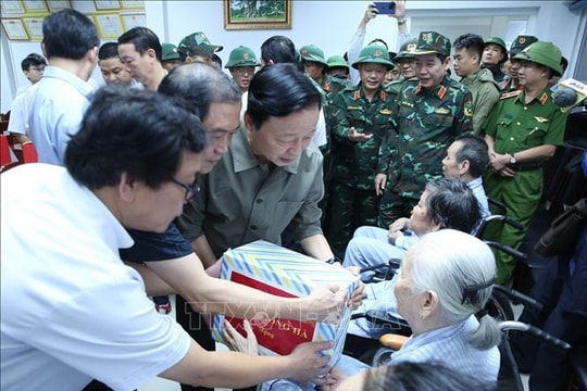 Phó Thủ tướng Trần Hồng Hà thăm, động viên người dân bị ảnh hưởng bởi mưa lũ ở Huế