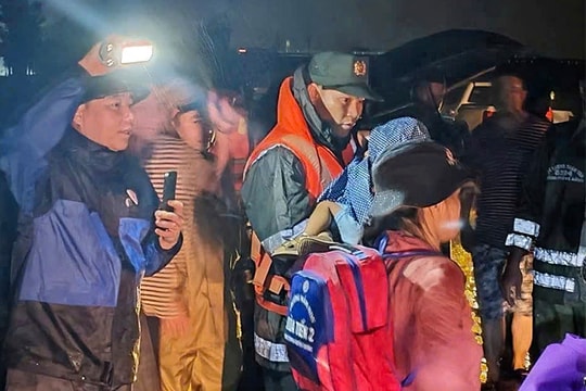 Cảnh sát cơ động hỗ trợ di dời hàng chục hộ dân khỏi vùng ngập sâu ở Đà Nẵng