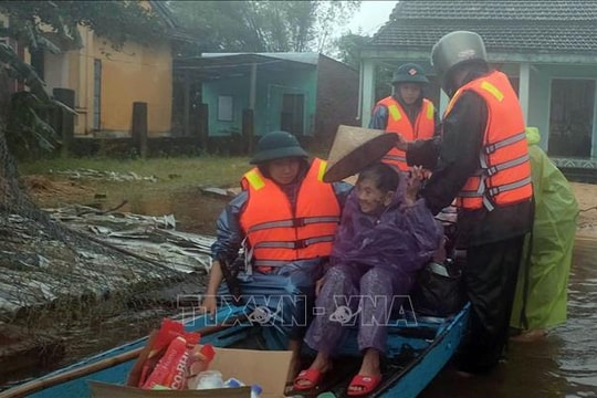 'Tình quân dân, nghĩa đồng bào' giữa mưa lũ