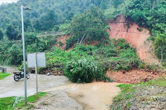 Quảng Ngãi: Đèo Lò Xo tiếp tục sạt lở, nguy cơ chia cắt cao