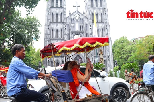 Du khách đổ xô đến Nhà thờ Lớn Hà Nội thưởng thức xôi cốm, check-in 'cháy máy'