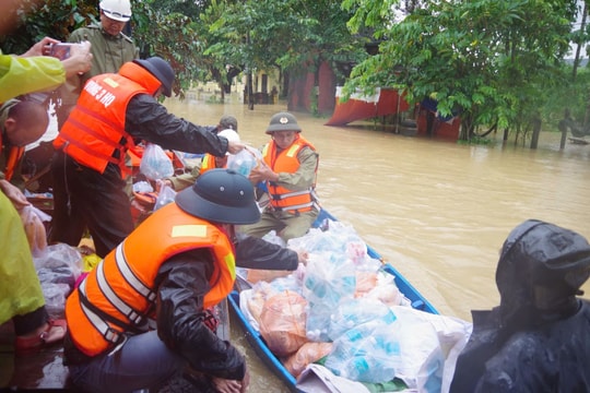Lực lượng Hải quân tiếp tế lương thực, thực phẩm cho người dân vùng lũ
