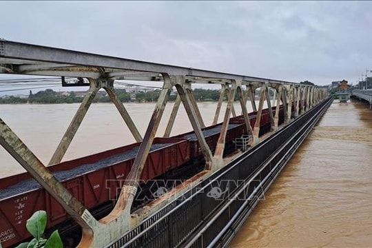 Huế điều hai đoàn tàu hơn 1.600 tấn gia tải chống trôi cầu đường sắt Bạch Hổ