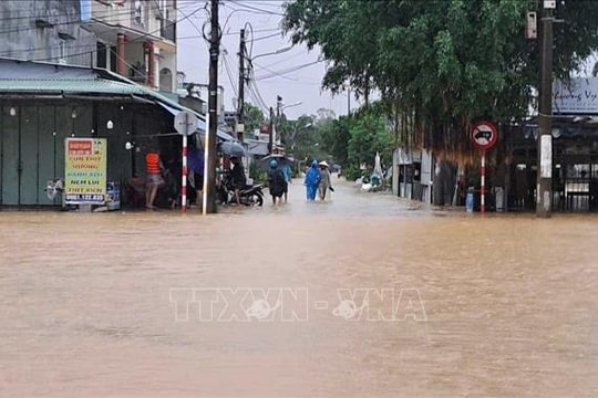 Bốn hình thái thời tiết hội tụ gây mưa kỷ lục lịch sử tại miền Trung