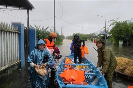 Đà Nẵng: Kịp thời hỗ trợ thức ăn, nước uống, nhu yếu phẩm cho người dân vùng lũ