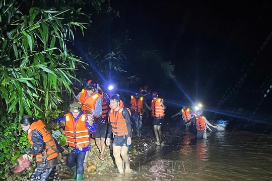 Giải cứu thành công 6 người dân mắc kẹt 2 ngày do lũ