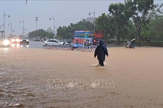 Lũ đang lên nhanh trở lại tại Huế