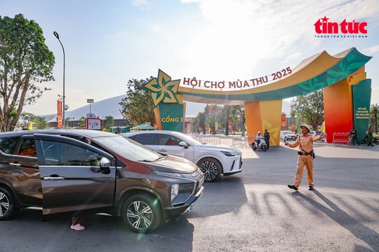 Công an Hà Nội bảo đảm an toàn giao thông cho Hội chợ Mùa Thu 2025