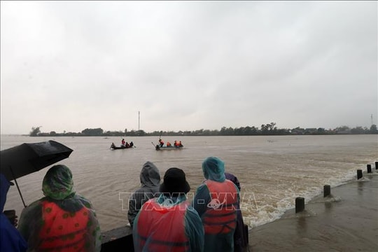 Mưa lũ tại miền Trung: Cảnh báo nhiều trường hợp lật ghe bị đuối nước