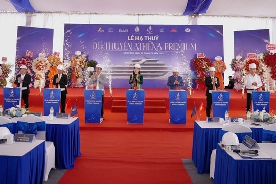 Hạ thủy du thuyền Athena Premium tại Vịnh Hạ Long