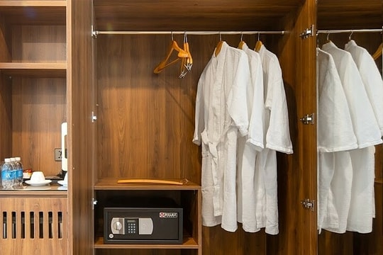 Vì sao móc quần áo là vật quan trọng nhất khi ngủ ở khách sạn?