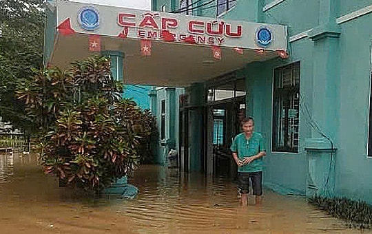 Hơn 200 người bị cô lập trong bệnh viện ngập lụt ở Đà Nẵng