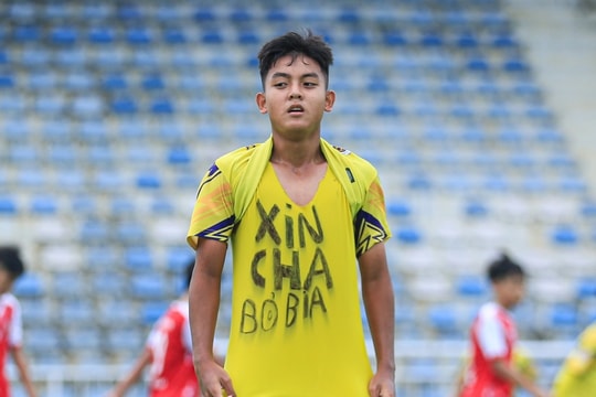 Cầu thủ trẻ Việt Nam gửi thông điệp 'xin cha bỏ bia'