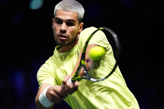 Alcaraz thua ngay trận đầu ở Paris Masters