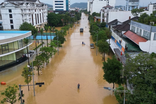 Lũ ở Huế và Đà Nẵng xuống chậm
