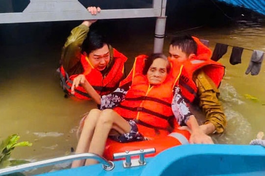 Dầm mình trong lũ sơ tán người dân