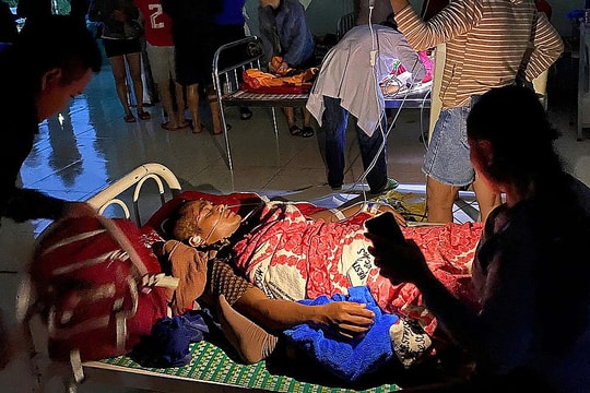 Sạt lở đất vùi lấp hàng chục ngôi nhà, 5 người bị thương