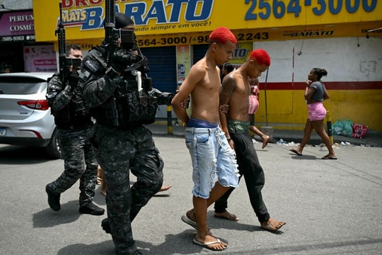 Cảnh sát, binh sĩ Brazil đột kích băng đảng, bắn chết 60 tay súng