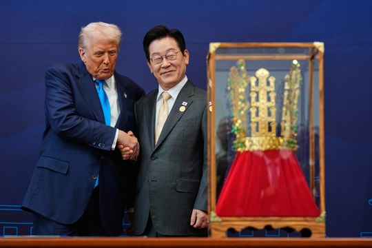 Tổng thống Hàn Quốc tặng bản sao vương miện cho ông Trump