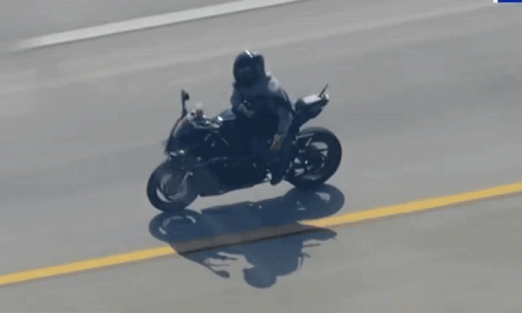 Cảnh sát Mỹ tông xe, chặn kẻ vừa sát hại đồng nghiệp