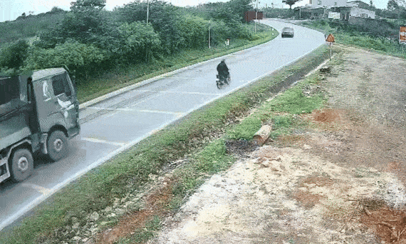 Tài xế Việt 'bán mạng' khi đổ đèo bằng xe đi phố