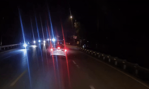 Hai xe máy lao vuông góc vào nhau ở ngã ba