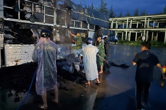 Xe tải trên phà đi Phú Quốc bốc cháy