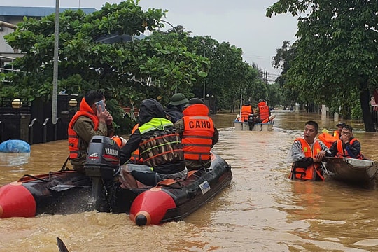 Chính phủ hỗ trợ Huế hai tấn lương khô và 150 tỷ đồng