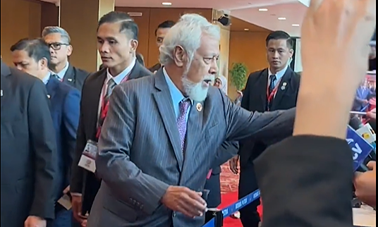 Thủ tướng Timor-Leste tặng kẹo cho phóng viên