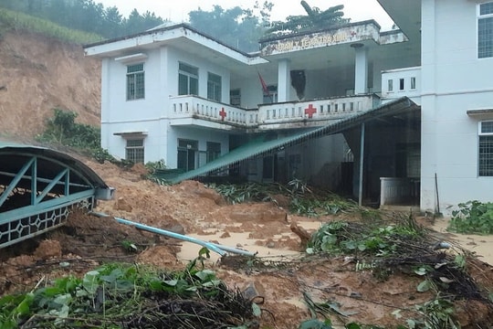 Sạt lở vùi lấp trạm y tế ở Quảng Ngãi