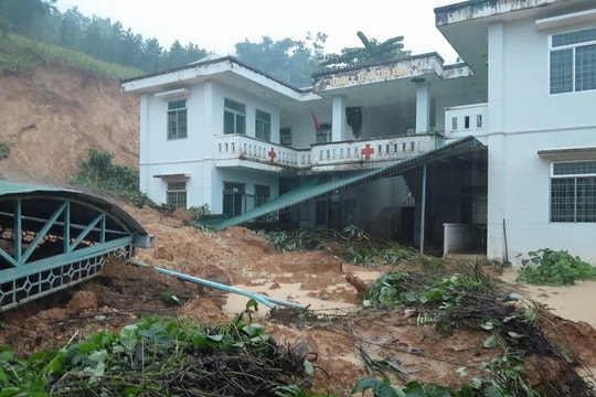 Sạt lở uy hiếp trạm y tế, trường học, trụ sở ở Quảng Ngãi