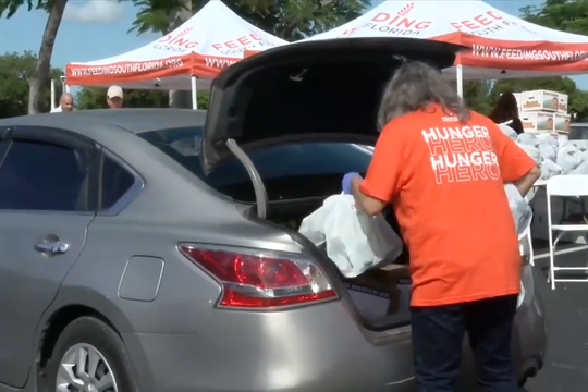 Công chức Florida nhận thực phẩm hỗ trợ khi chính phủ Mỹ đóng cửa