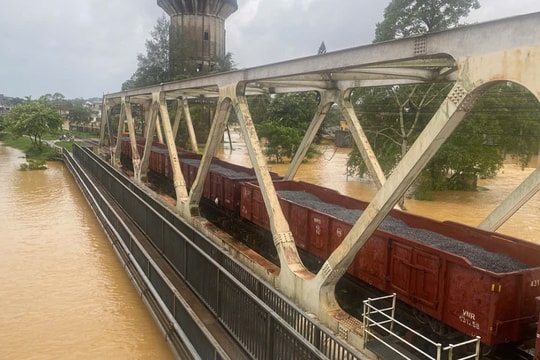 Rút hai đoàn tàu chở đá khỏi cầu đường sắt ở Huế