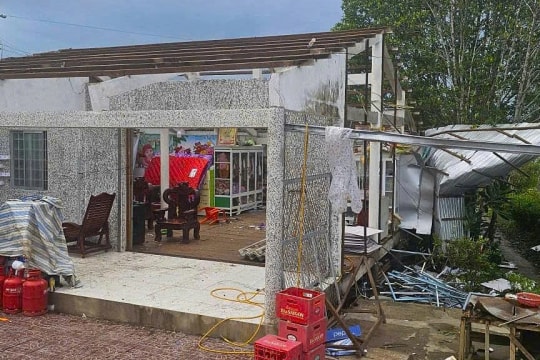 Lốc xoáy thổi bay hàng chục nhà ở Cà Mau