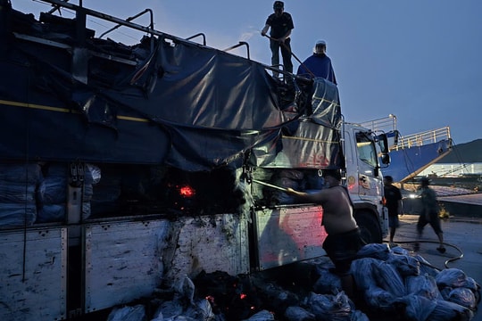 Xe tải chở than trên phà đi Phú Quốc bốc cháy