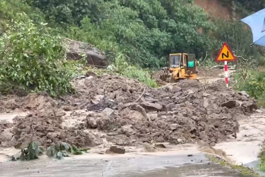 Đèo Lò Xo tiếp tục sạt lở, 50 người mắc kẹt suốt bốn ngày