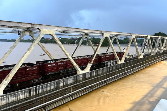 Lũ sông Hương lên, hai tàu chở đá quay lại trấn giữ cầu đường sắt
