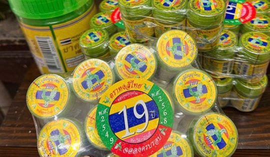 Người tiêu dùng Việt sốc khi biết tin dầu hít mũi "quốc dân" của Thái Lan bị nhiễm khuẩn
